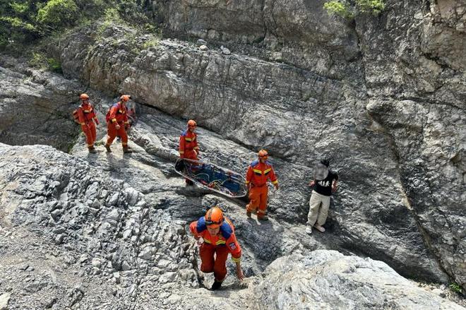 凯时尊龙人生游客爬野山迷路受伤频出意外 